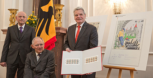 Bundesfinanzminister Wolfgang Schäuble übergibt Bundespräsident Joachim Gauck die neuen Wohlfahrtsmarken mit Motiven aus Dornröschen