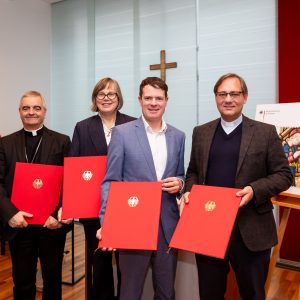 Uta Losem, Katholisches Büro Berlin; S. E. Erzbischof Dr. Nikola Eterovic, Apostolischer Nuntius; Eva Maria Welskop-Deffaa, BAGFW-Vizepräsidentin; Björn Böhning, Staatssekretär im BMF; OR Dr. Patrick Schnabel