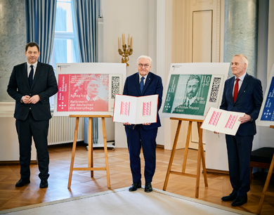 Übergabe der Wohlfahrtsmarken 2026 - Auf dem Foto zu sehen: Lars Klingbeil, Frank-Walter Steinmeier, Achim Meyer auf der Heyde
